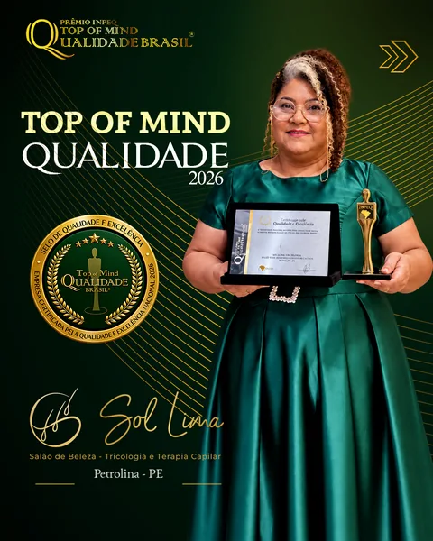 Sol Lima segura a placa e o troféu em uma composição verde e dourada do Top of Mind Qualidade Brasil 2026.