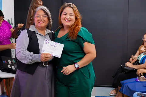 Duas participantes sorriem em um registro do TPMe.